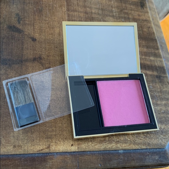 Estée Lauder Pure Color Envy Blush #240
NEW IN BOX - Picture 4 of 5